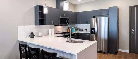 Micro-ondes, four, plaque de cuisson, cafetière/bouilloire