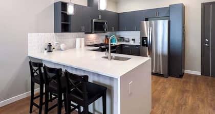 227 Modern 1BR Apt Walk to NJT