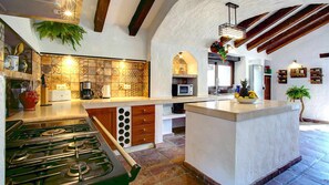 Refrigerador, microondas, lavavajillas y cafetera y tetera 