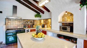 Réfrigérateur, micro-ondes, lave-vaisselle, cafetière/bouilloire