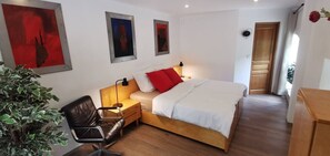 1 slaapkamer, een strijkplank/strijkijzer, wifi