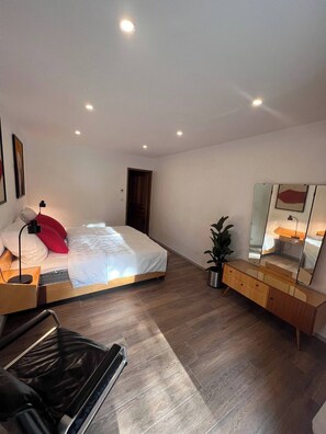 1 dormitorio, tabla de planchar con plancha, wifi