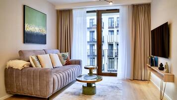 Deluxe Suite | 1 bedroom, laptop workspace, iron/ironing board, free WiFi