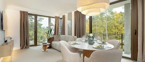 Deluxe appartement, 2 slaapkamers | Een laptopwerkplek, een strijkplank/strijkijzer, gratis wifi