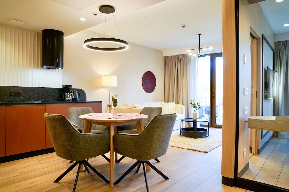 Deluxe Suite | 1 bedroom, laptop workspace, iron/ironing board, free WiFi