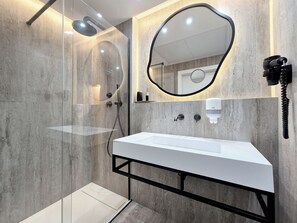 Deluxe Suite | Bathroom | Shower, hair dryer, towels, toilet paper