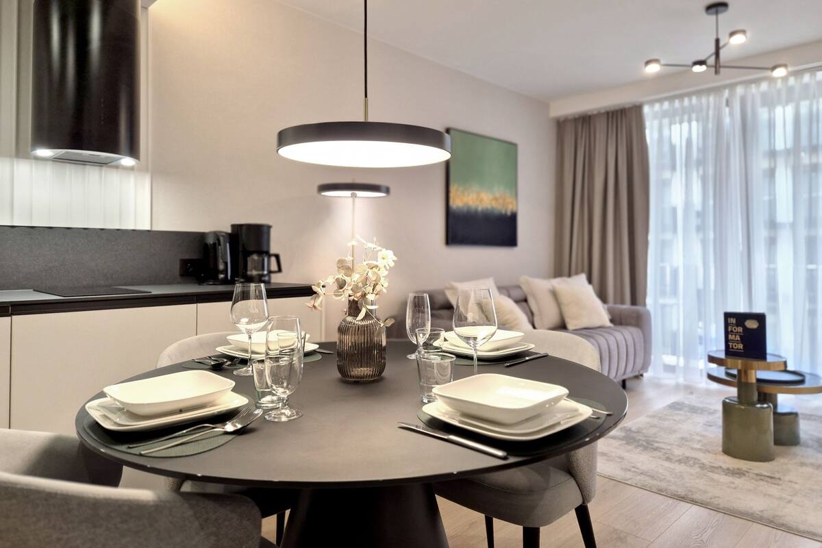Suite Deluxe | Espacio para trabajar con laptop y tabla de planchar con plancha