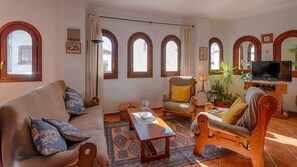 Télévision, cheminée, lecteur de DVD