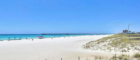 På stranden