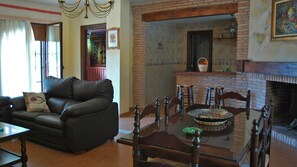 Een televisie, een open haard en een dvd-speler