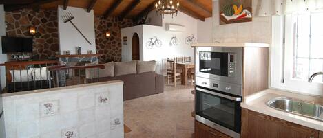 Télévision, cheminée, lecteur de DVD