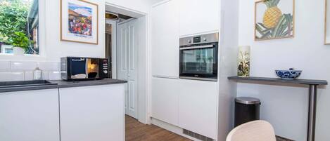 KĂŒhlschrank, Mikrowelle, Ofen, Herdplatte