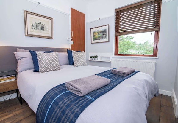 2 bedrooms, desk, iron/ironing board, WiFi