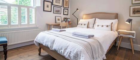 2 habitaciones, escritorio, tabla de planchar con plancha y wifi