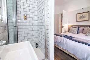 2 bedrooms, desk, iron/ironing board, WiFi