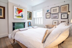 2 bedrooms, desk, iron/ironing board, WiFi