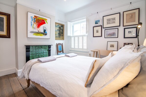 2 bedrooms, desk, iron/ironing board, WiFi