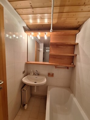 SĂšche-cheveux, bidet, savon, papier toilette