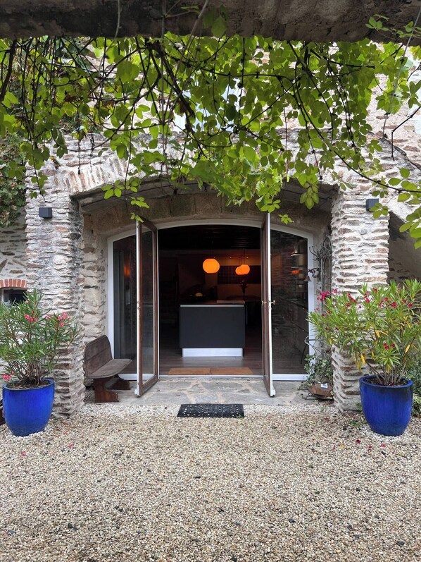 Exterior detail - Dolaine des Capucins (Buissière-Saint-Georges)