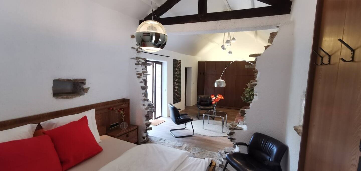 8 bedrooms, desk, iron/ironing board, travel cot