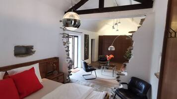 8 bedrooms, desk, iron/ironing board, travel cot