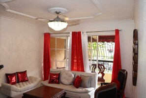 Apartamento, 3 quartos, sacada, vista para o jardim | Área de estar