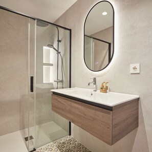 Shower, hair dryer, towels