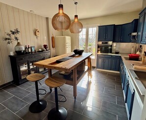 Fridge, microwave, oven, stovetop - Charming modernised house with swimmingpool and view (Fumel)