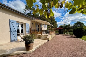 Terrace/patio - Charming modernised house with swimmingpool and view (Fumel)