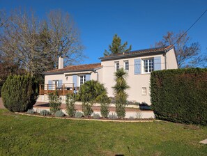 Exterior - Charming modernised house with swimmingpool and view (Fumel)