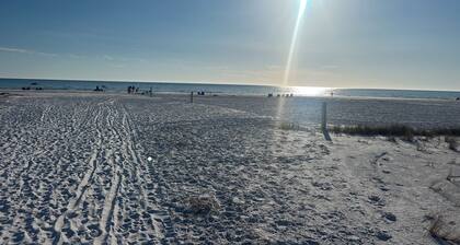 Charming 2-bedroom house in Englewood with inground pool. 5-Min drive to beach.