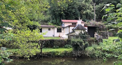 Private cottage with it's own fishing & pet friendly!