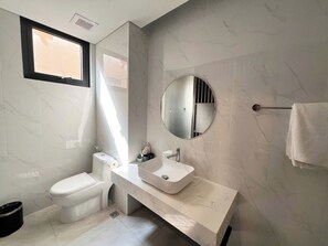 Shower, free toiletries, slippers, towels - Lotus Hotel Lynntimes Thanh Thuy (Thanh Thuy)