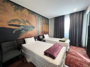 Individually furnished, desk, laptop workspace, soundproofing - Lotus Hotel Lynntimes Thanh Thuy (Thanh Thuy)