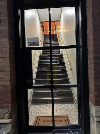 Interior. Upscale Western Inn With Historical Distinction and Modern Comfort