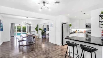 雪櫃、微波爐、焗爐、爐具