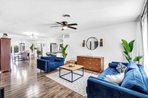 Televisie, tafelvoetbal en een kantoor