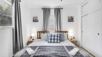 5 間睡房、書桌、熨斗/熨衫板、可攜式嬰兒床