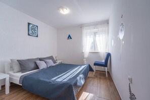 1 habitación, tabla de planchar con plancha, wifi y ropa de cama