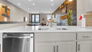 Køleskab, mikrobølgeovn, ovn, kogeplade