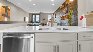 Microondas, parrilla de estufa, lavavajillas y cafetera y tetera 