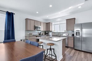 Fridge, microwave, oven, stovetop - Gorgeous 2 BDR Cottage Minutes to Everything NBTX! (New Braunfels)