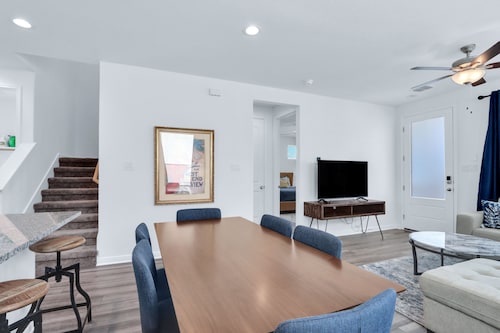 Gorgeous 2 BDR Cottage Minutes to Everything NBTX!