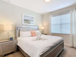 5 chambres, fer et planche à repasser, lit de bébé portatif