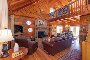 Smart TV, fireplace, books - Hawk's Rest: Private Cabin, Great Views, Hot Tub, WIFI, Fireplace (Ferguson)