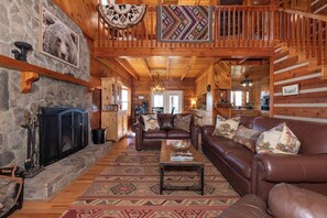 Smart TV, chimenea, libros