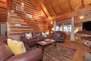 Smart TV, fireplace, books - Hawk's Rest: Private Cabin, Great Views, Hot Tub, WIFI, Fireplace (Ferguson)