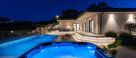 حمّام سباحة مُدفَّأ