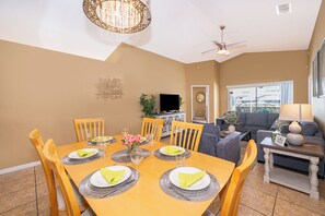 Dining - Family-Friendly 5 Bedrooms, with Games Room // Pool Heat Included (Clermont)