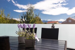 Outdoor dining - Apartment Lavendula 3 with a balcony (Baska)